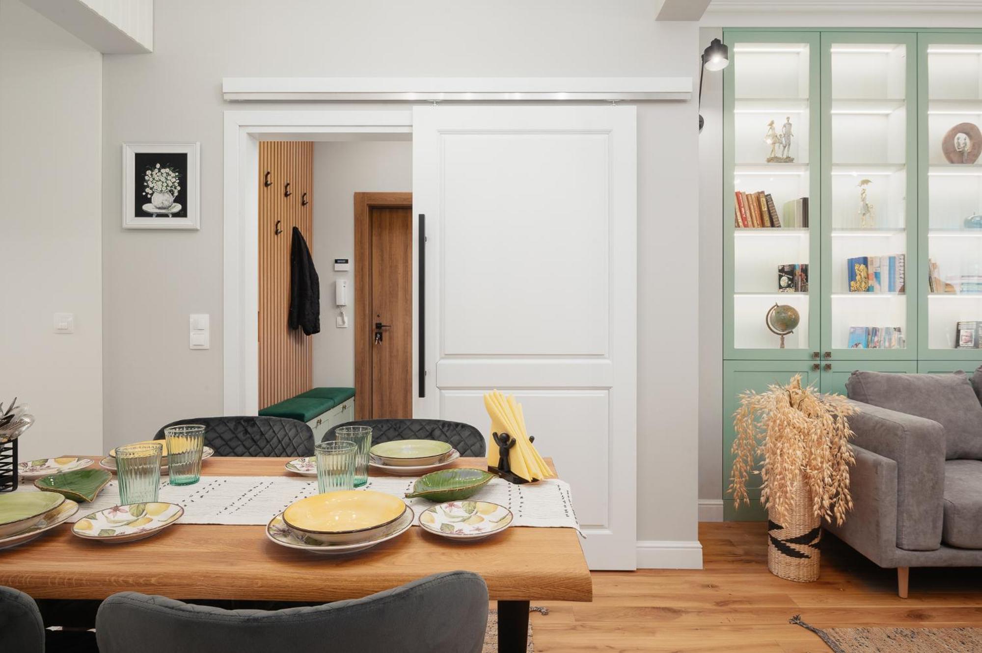 Brand New 2 Bdr Luxury In Centre *
