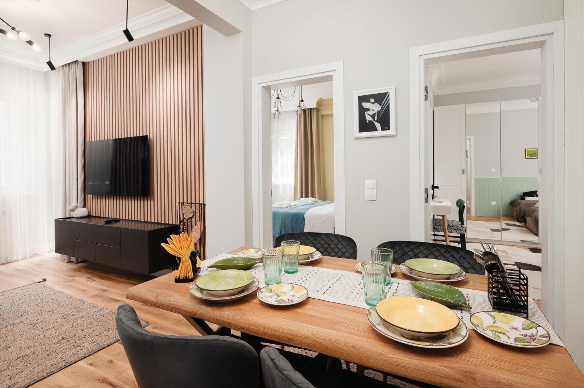 Brand New 2 Bdr Luxury In Centre *