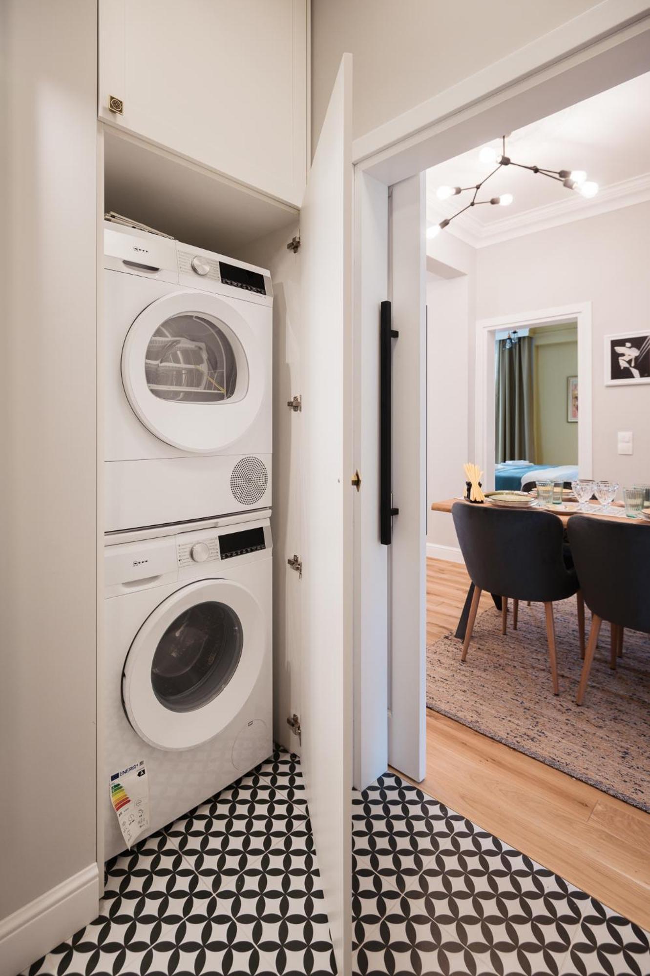 Brand New 2 Bdr Luxury In Centre Apartment *